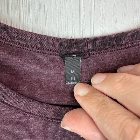 Lululemon Men's Heather Maroon Short Sleeve T-Shirt Size Medium - Picture 2 of 2